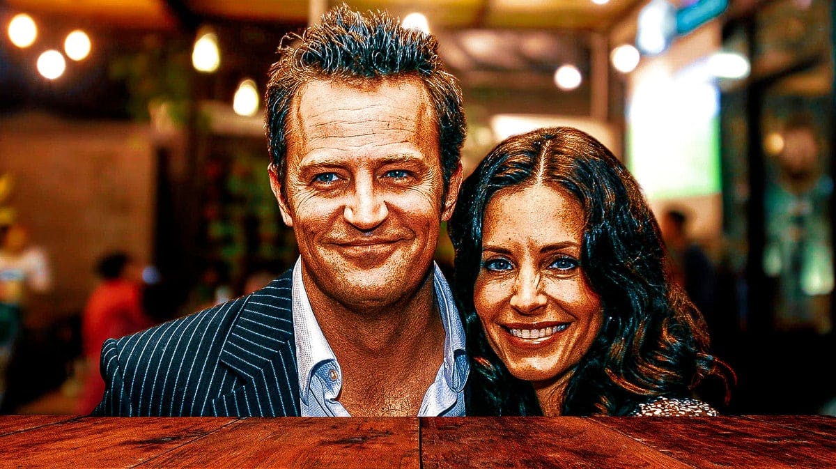 Matthew Perry and Friends co-star Courteney Cox posing together