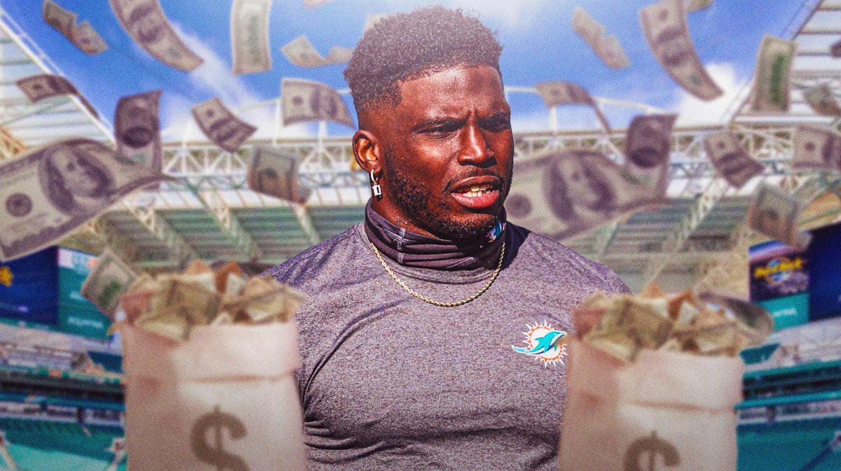 Dolphins WR Tyreek Hill with cash