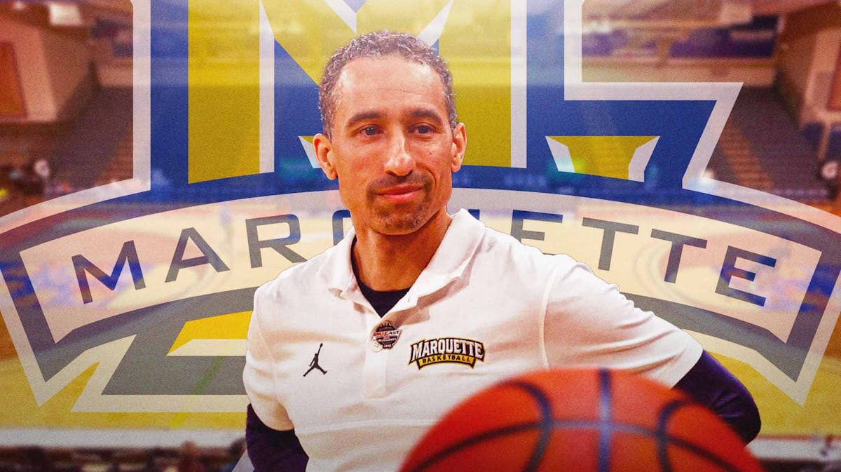 Marquette basketball, Kansas basketball, Jayhawks, Golden Eagles, Shaka Smart, Shaka Smart in Marquette gear with Maui invitational court in the background