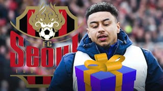 Jesse Lingard with a gift box, questionmarks in the air, the FC Seoul logo behind him