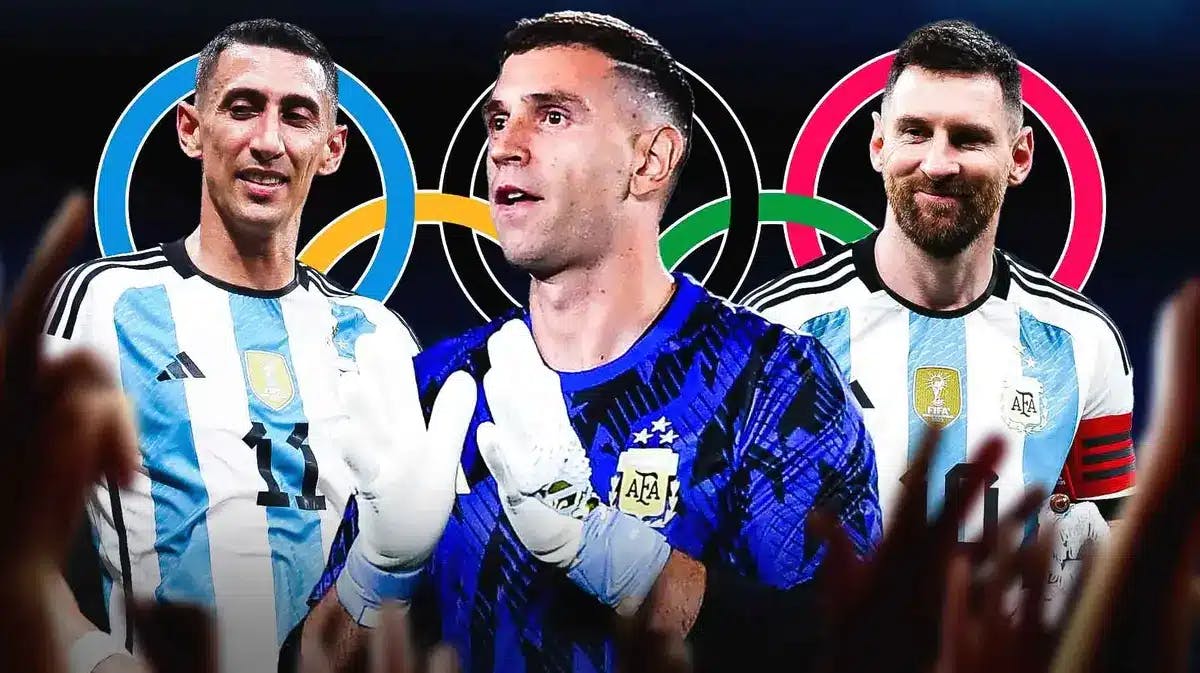 Emi Martinez, Lionel Messi, Angel Di Maria in front of the Olympics rings