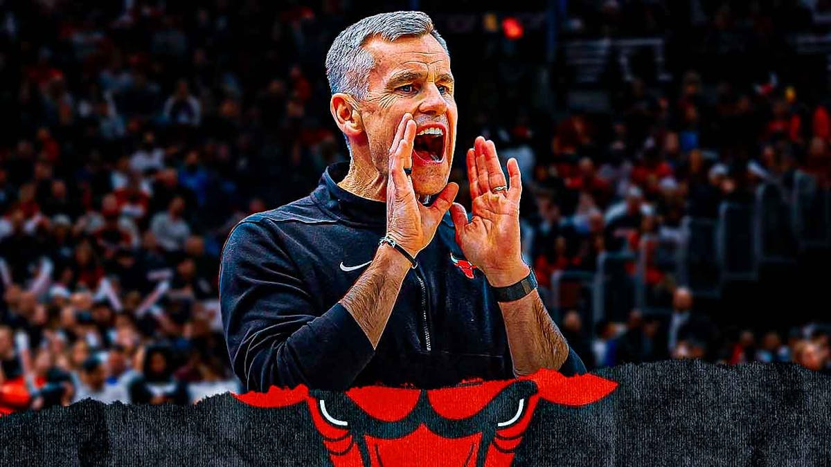 Bulls, Billy Donovan, Clippers, Billy Donovan Bulls, Bulls Clippers, Billy Donovan with Bulls arena in the background