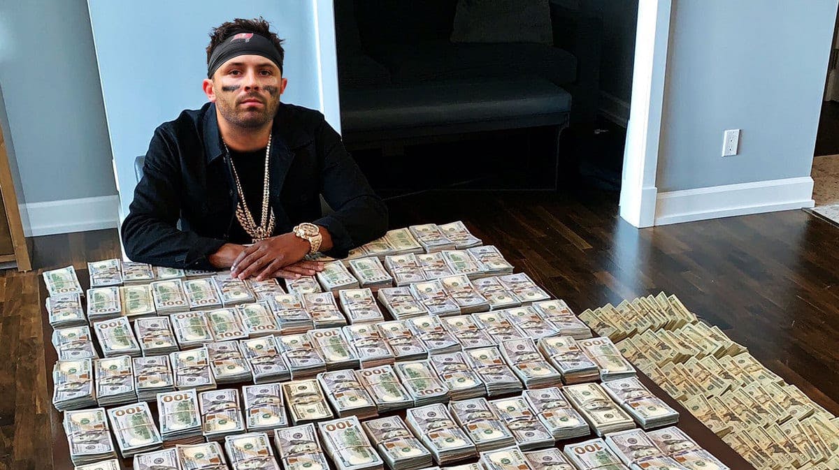 Baker Mayfield (Buccaneers) as Floyd Mayweather with lots of money