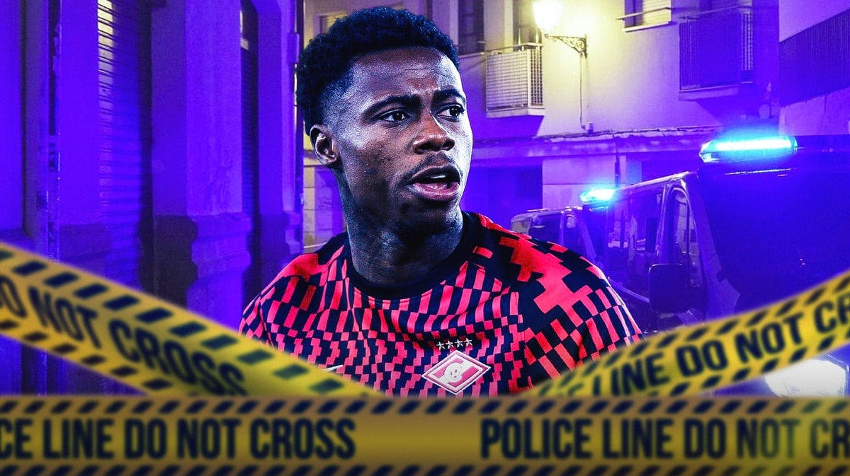 Quincy Promes in front of police cars, police lines in front of him