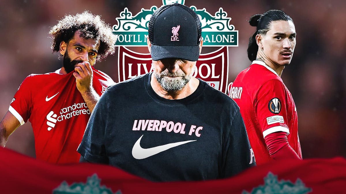 Jurgen Klopp looking down/sad in front of the Liverpool logo, Mohamed Salah, Darwin Nunez next to him