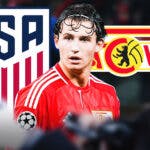 Brenden Aaronson in front of the USMNT and Union Berlin logos