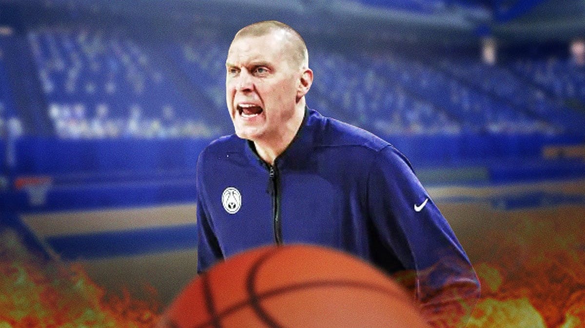 Kentucky basketball coach Mark Pope yelling out a play.